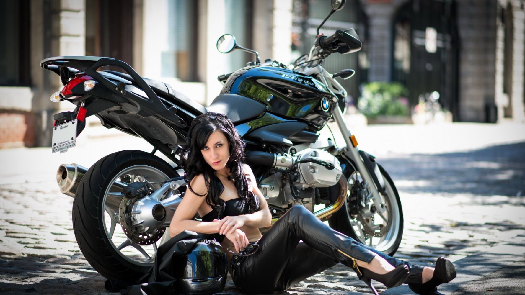 European women on bikes in Georgetown