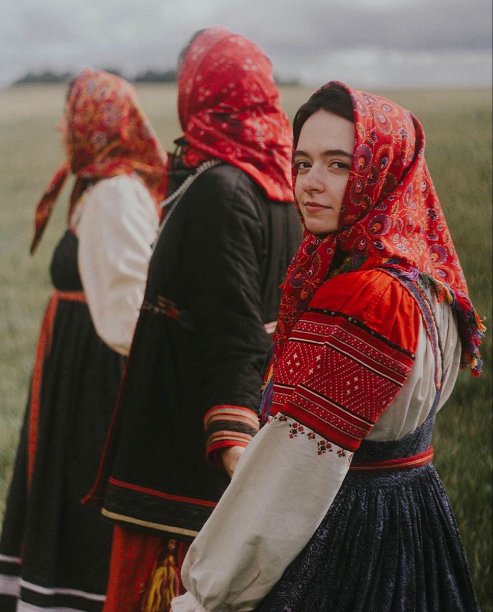 Women in Slavic costumes in Georgetown